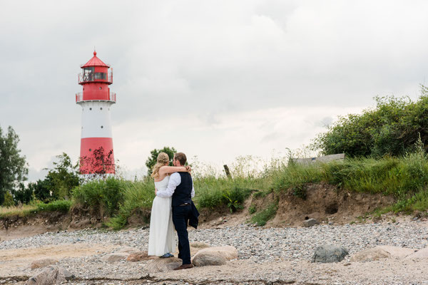Brautpaar am Strand vom Leuchtturm Falshöft