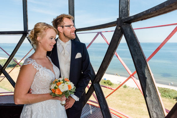 Brautpaar auf dem Leuchtturm Falshöft