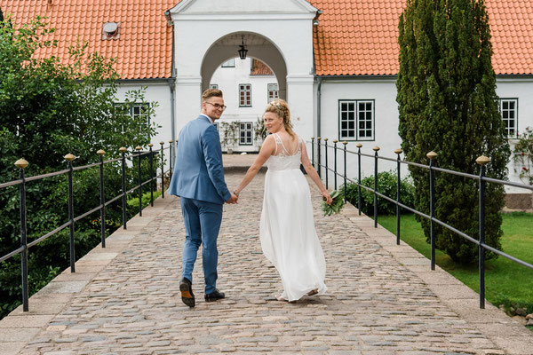 Brautpaar beim Schloss Glücksburg