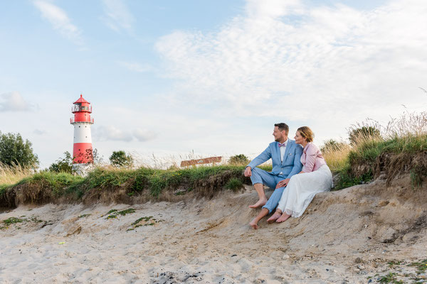Brautpaar am Strand vor dem Leuchtturm Falshöft