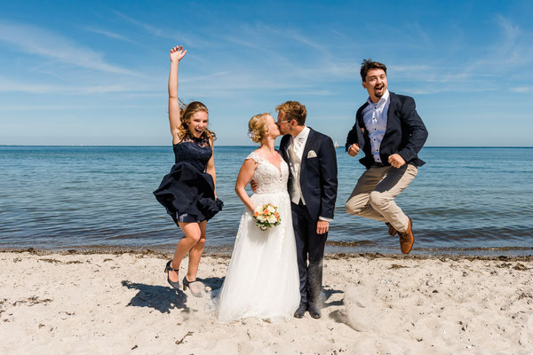 Brautpaarshooting am Strand vor dem Leuchtturm Falshöft