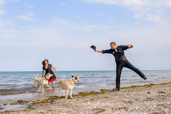 Brautpaar mit Hund vor dem Leuchtturm Falshöft