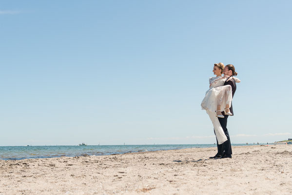 Brautpaarshooting am Strand vor dem Leuchtturm Falshöft
