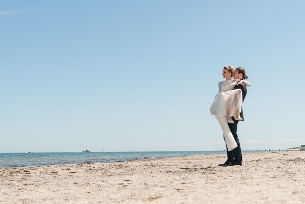 Brautpaarshooting am Strand vor dem Leuchtturm Falshöft