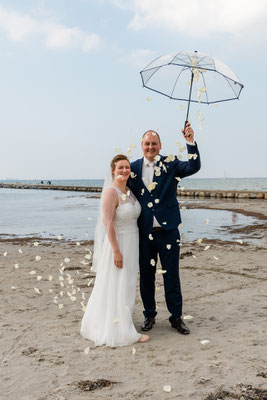Brautpaarshooting am Strand von Stein bei Kiel