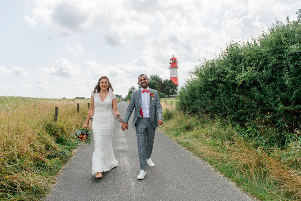 Brautpaar vor dem Leuchtturm Falshöft