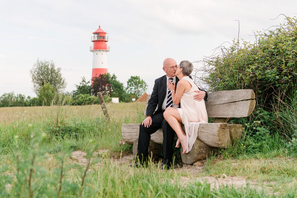 Brautpaarshooting vor dem Leuchtturm Falshöft