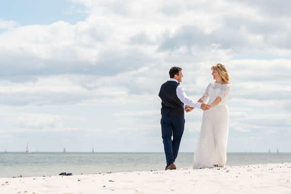 Brautpaar am Strand vor dem Leuchtturm Falshöft
