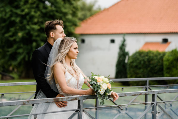 Brautpaar beim Schloss Glücksburg