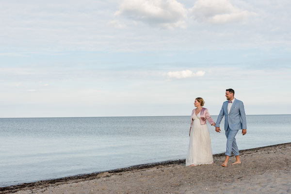 Brautpaar am Strand vor dem Leuchtturm Falshöft