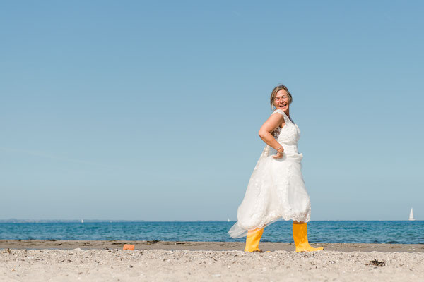 Braut am Strand vom Leuchtturm Falshöft