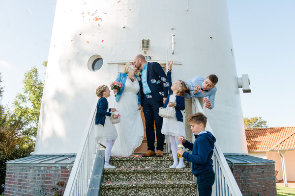 Brautpaar vor dem Leuchtturm Falshöft
