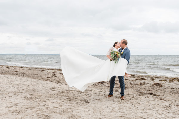 Am Strand vom Leuchtturm Falshöft