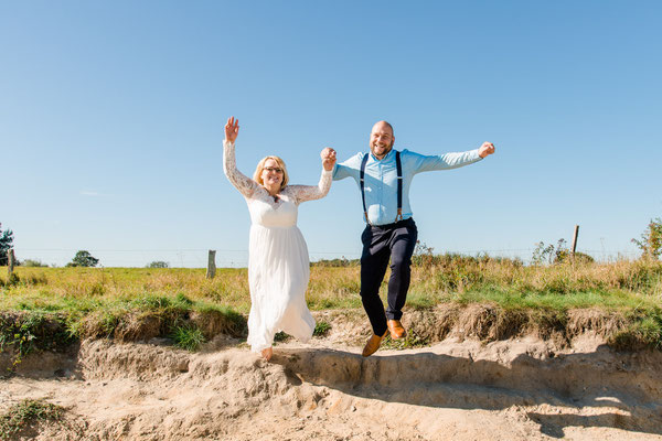 Brautpaar am Strand vor dem Leuchtturm Falshöft