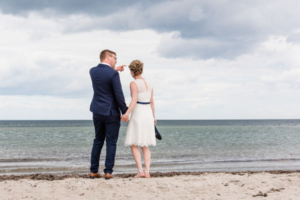 Brautpaar am Strand vor dem Leuchtturm Falshöft