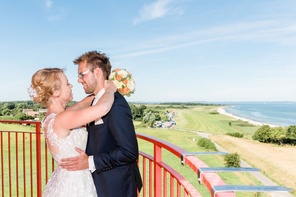 Brautpaar auf dem Leuchtturm Falshöft