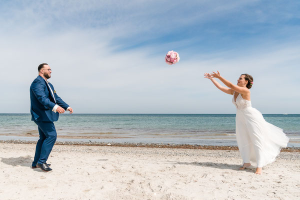 Brautpaar am Strand vor dem Leuchtturm Falshöft