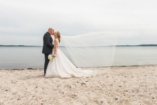 Brautpaar am Strand von Holnis nahe dem Schloss Glücksburg