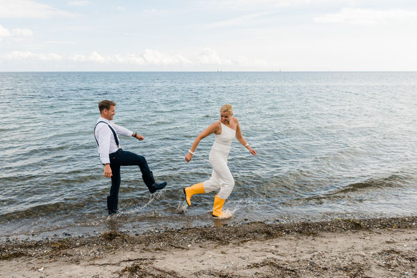 Brautpaar vor dem Leuchtturm Falshöft