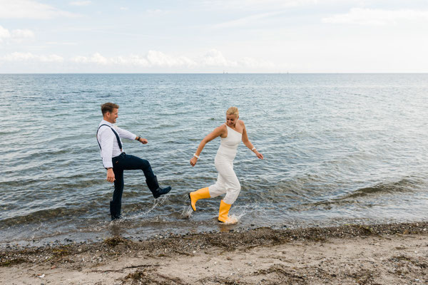 Brautpaar vor dem Leuchtturm Falshöft