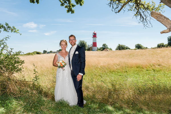 Brautpaar vor dem Leuchtturm Falshöft