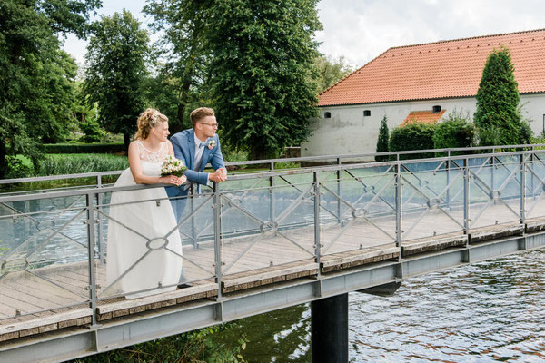 Brautpaar beim Schloss Glücksburg