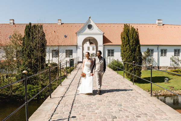 Brautpaar beim Schloss Glücksburg