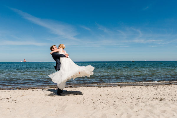 Brautpaar am Strand vor dem Leuchtturm Falshöft