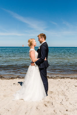 Brautpaar am Strand vor dem Leuchtturm Falshöft