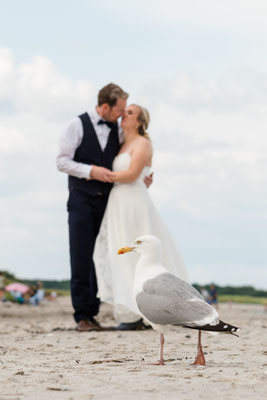 Brautpaar am Strand vom Leuchtturm Falshöft
