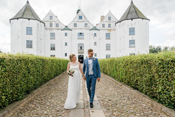 Brautpaar beim Schloss Glücksburg
