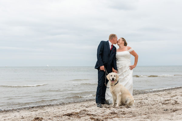 Brautpaar mit Hund vor dem Leuchtturm Falshöft