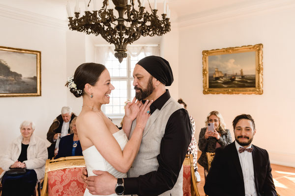 Brautpaar im Trauzimmer vom Schloss Glücksburg