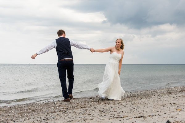 Brautpaar am Strand vom Leuchtturm Falshöft