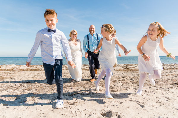 Brautpaar- und Gästeshooting am Strand vor dem Leuchtturm Falshöft