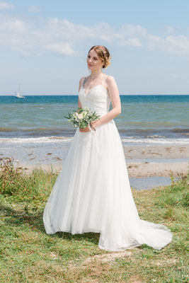 Braut am Strand vor dem Leuchtturm Falshöft