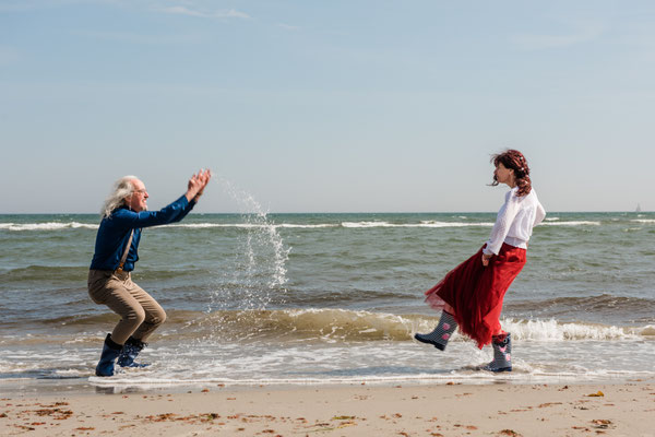 Brautpaar im Wasser vor dem Leuchtturm Falshöft