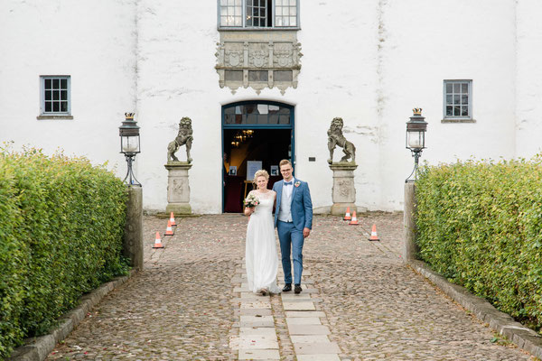 Brautpaar beim Schloss Glücksburg