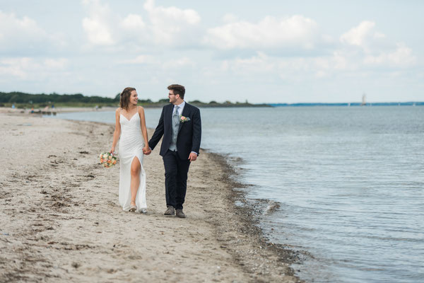 Brautpaar am Strand vom Leuchtturm Falshöft