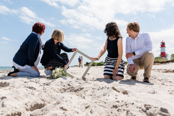 Brautpaarshooting am Strand vor dem Leuchtturm Falshöft