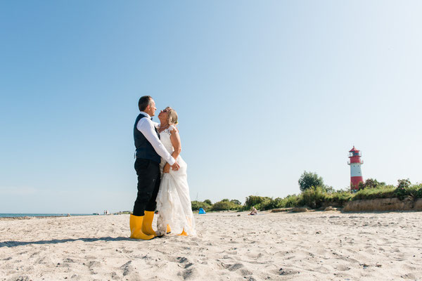 Brautpaarshooting am Strand vom Leuchtturm Falshöft