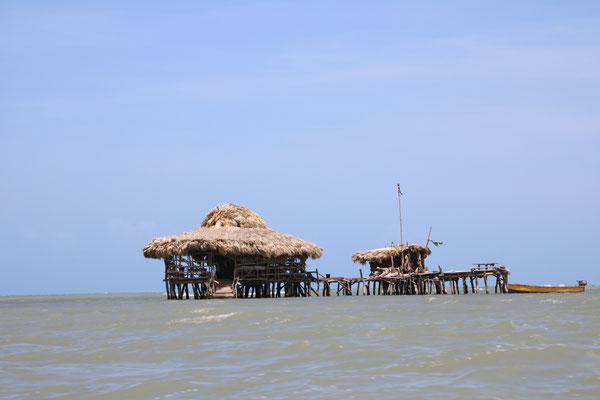 Pelican Bar, de bar op open zee en alleen bereikbaar met een bootje. Het is gemaakt van drijfhout en er is geen riolering of elektriciteit, dus geen bar om uren te verblijven! Leuk om te bezoeken icm een tochtje over de Black River vanuit Treasure Beach.