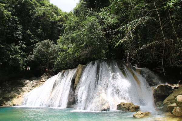 De Reach Falls zis een onontdekt pareltje en ligt in het oosten van het eiland. Amper toeristen te bekennen en fijn zwemmen bij de waterval. Als je zin hebt in wat meer actie dan kan je de rivier volgen en wat canyoning doen.