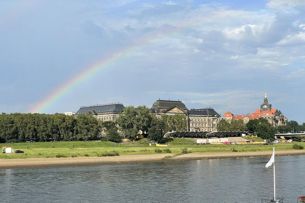 Regenbogen über der Elbe