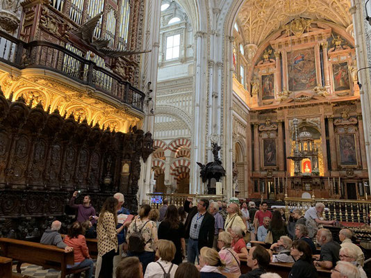 eine andere Welt; die protzige Kathedrale als starker Kontrast zur edlen Schlichtheit der Mezquita