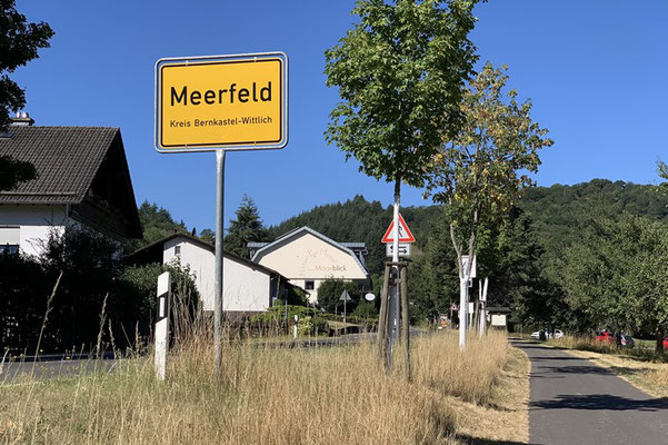 gleich hinterm Ortseingangsschild: NaturPurHotel Maarblick