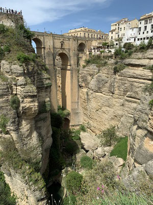 98 Meter über dem Grund der Tajoschlucht: die "Puente Nuevo" aus dem 18. Jahrhundert