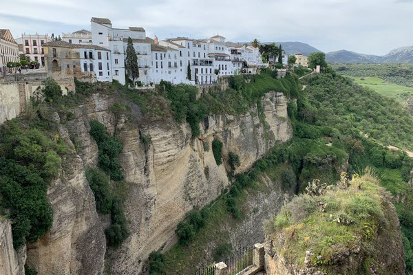 Ronda, auf einem Felsplateau zu beiden Seiten einer Schlucht gelegen