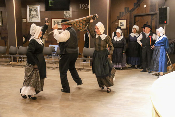 danse traditionnelle folklorique  groupe folklorique les ménestresl sarladais costume traditionel ménestrels sarladais groupe folklorique en dordogne périgord noir costume traditionnel du périgord musique
