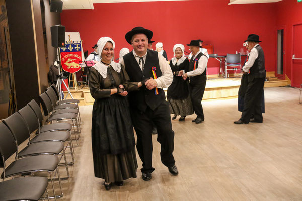 groupe folklorique en dordogne périgord noir les ménestrels sarladais  danse et musique  chants traditionnelle folklorique costumes traditionnels occitan folklore en périgord noir